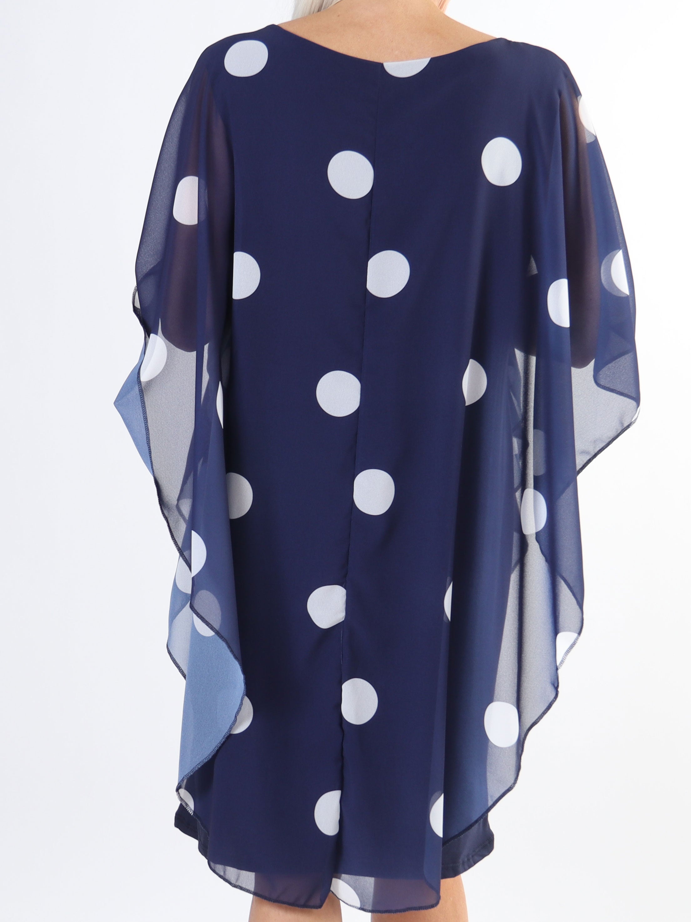 Kenya Dot - Tunikaklänning i plus size med prickigt chiffonglager